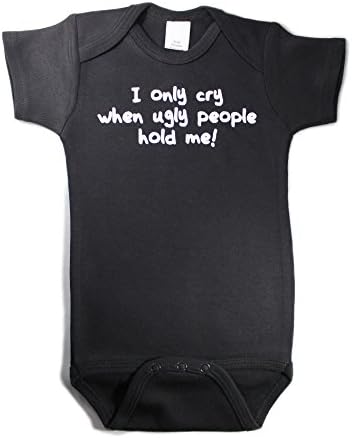 אני בוכה רק כשאנשים מכוערים מחזיקים אותי מצחיק תינוקת חתיכה אחת שחורה
