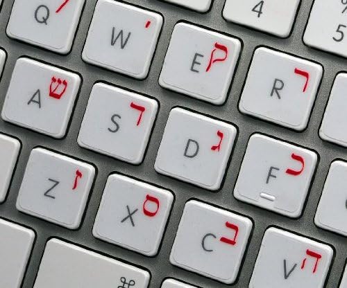 תוויות מקלדת של אפל בעברית פריסה עם כיתוב אדום על רקע שקוף לשולחן עבודה, מחשב נייד ומחברת
